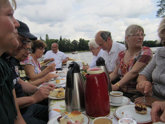 Bei leckerem Kuchen und heißem Kaffee konnte vom Boot aus die Schönheiten des Wörtlitzer Parks betrachtet werden