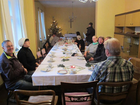 Viele Besucher gingen zum Kaffee und Kuchen in das Pfarramt, betreut von unseren Mitgliedern.