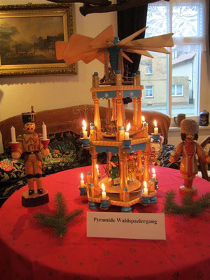selbstgebaute Weihnachtspyramide eines Hobbytischlers aus dem Ort