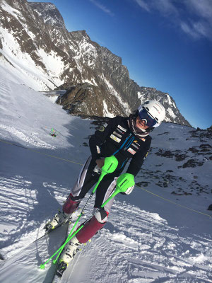 Yvonne Gadola beim Slalomblock am Stubaier Gletscher