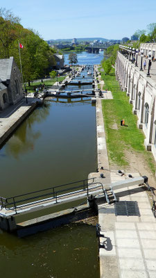 Huit écluses (24 mètres de dénivelé franchis en 1h30) permettent de relier le Canal Rideau à la rivière des Outaouais!