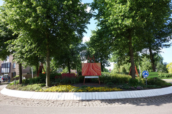 2015 "Ode aan de Okouméboom".(Alledaags bouwmateriaal) Schilderij zomer 2015 op de rotonde van ateliers 1819 Rokkeveen in Zoetermeer 120 x 180 cm.