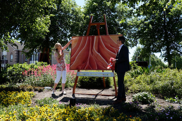 2015 "Commemorate the Okoumé tree." Painting on the roundabout painted on Okoumé- wood by Marian van Zomeren van Heesewijk