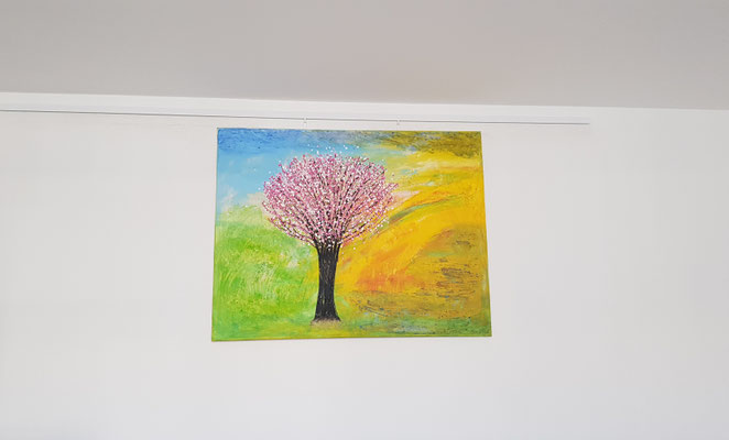 Mandelbaumblüte auf grüner Wiese