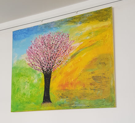Mandelbaum in Frühlingslandschaft gelb blau grün