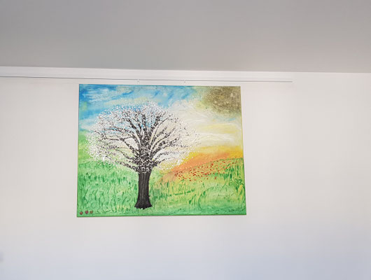 Apfelbaum in Frühlingslandschaft