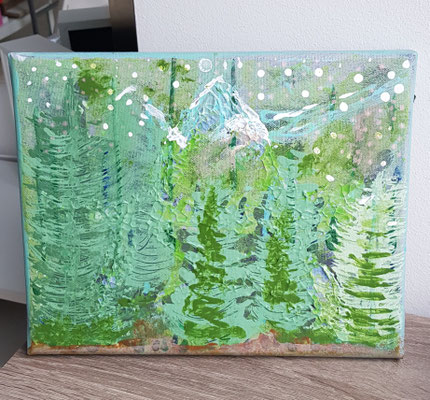 Kleiner Wald mit Gebirge im Hintergrund