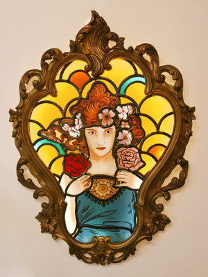 "Melle Rose" hommage à A. Mucha, vitrail rétro-écairé