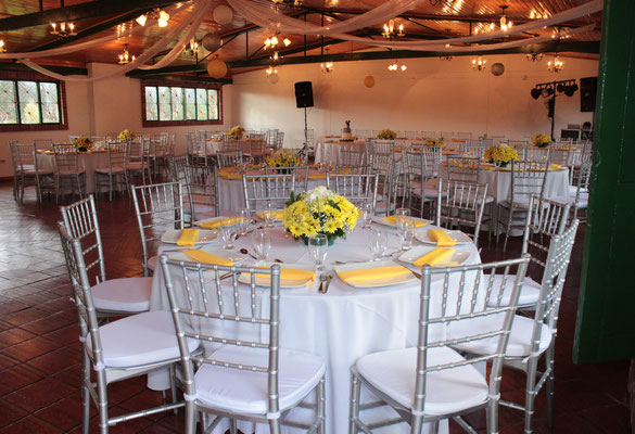 decoración matrimonio con blanco, amarillo y plateado en cajicá