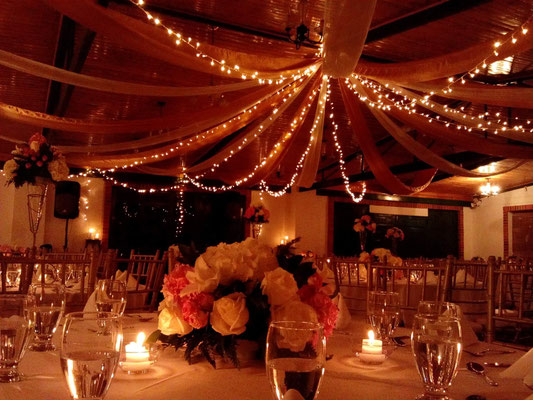 luces de navidad en una boda