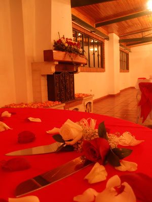 Decoración con rosas rojas y blancas