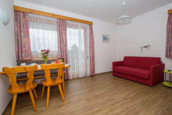 Wohnzimmer mit Essbereich und Balkon