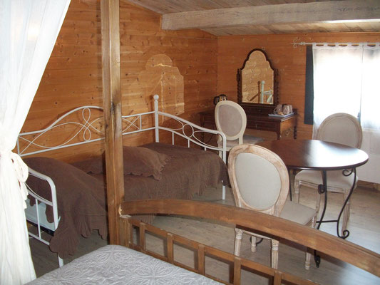 Chambres d'hôtes Le Pré Joli à Cancon - Coin repos de la chambre de bois