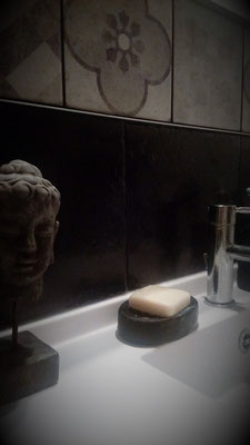 Détail salle de bain zen & tendance by Fannygloo : bouddha, bois, noir & carreau de ciment