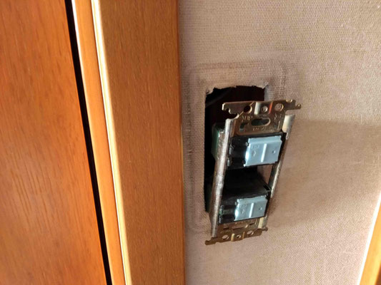 照明スイッチの取付金具