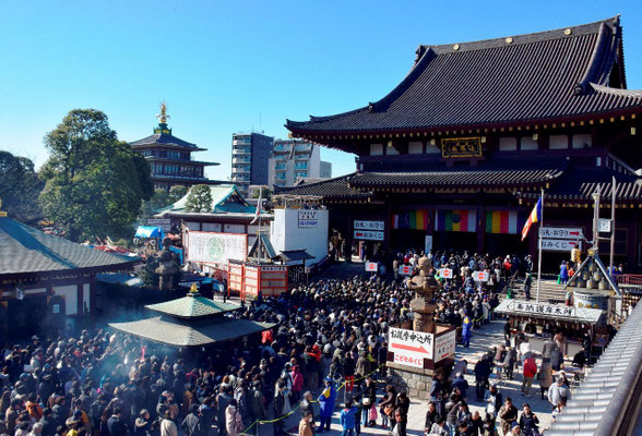 川崎大師の初詣の賑わい
