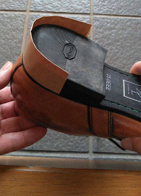 靴底修理の土手にガムテープを使う