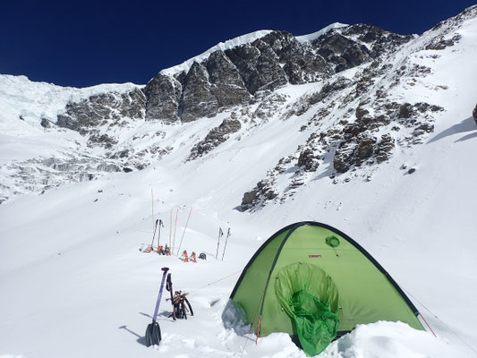C2（標高5300m）から正面に氷河帯を望む