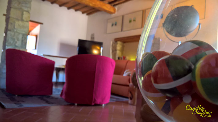 Primo piano: salotto con focolare • First floor: living room with fireplace