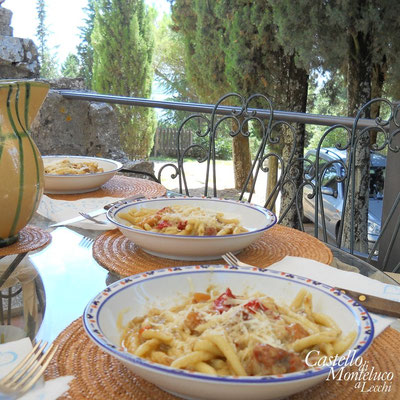 Pranzo all'aperto • Outdoor lunch