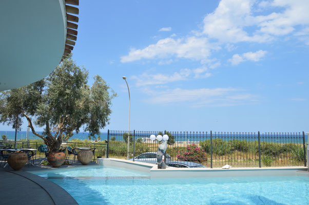 Pool mit Meerblick
