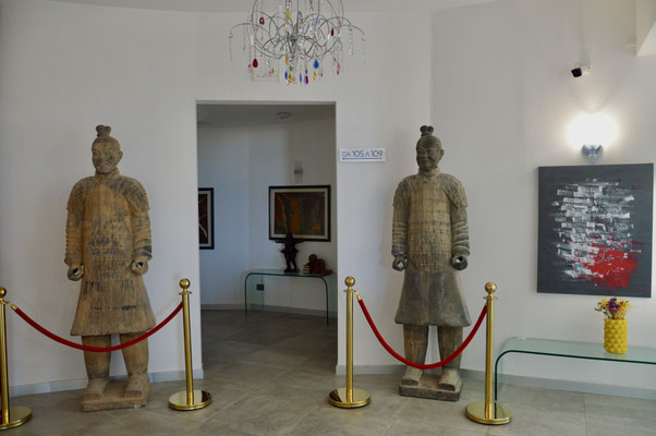 Flur mit asiatischen Statuen