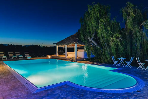 Pool Nachtbild