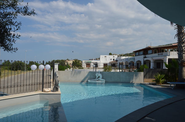 Pool mit Blick auf Nachbargebäude