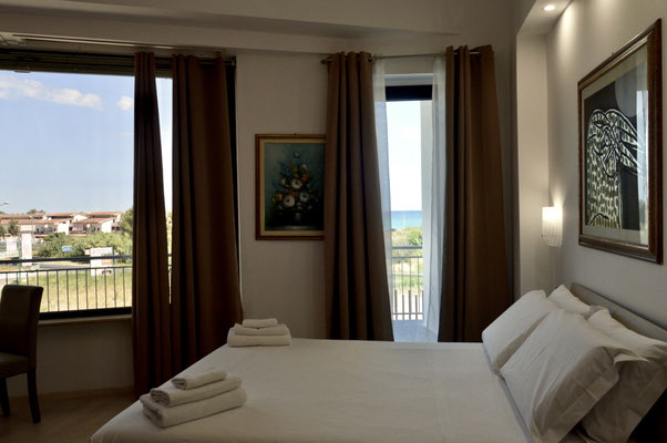 Bett mit Ausblick zur Terrasse