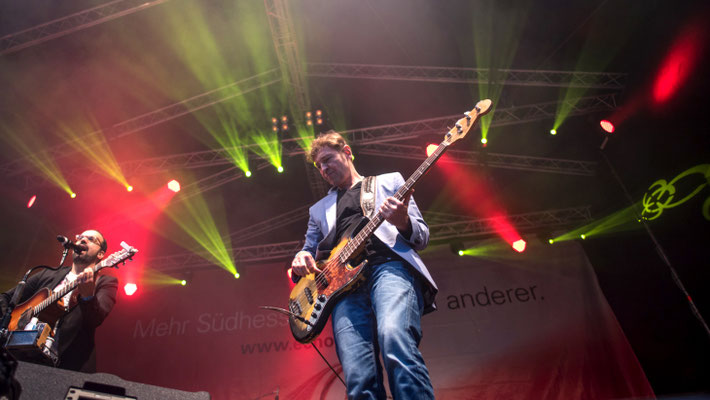 Bassist Jörg Schaufert auf dem Schlossgrabenfest in Darmstadt Echobühne
