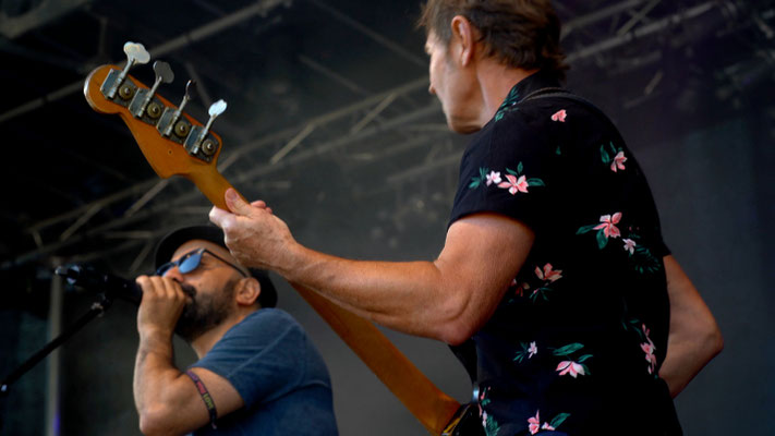 Bassist Jörg Schaufert auf der Hauptbühne Offenbacher Woche
