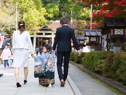 武田神社にて参道を歩く五歳男の子七五三写真
