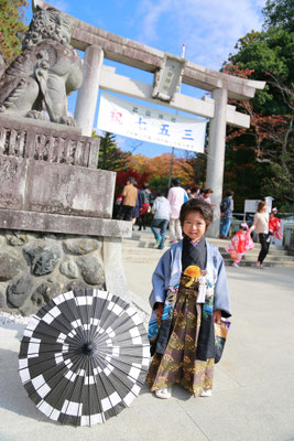 武田神社にて紋付袴が似合う五歳男の子七五三写真