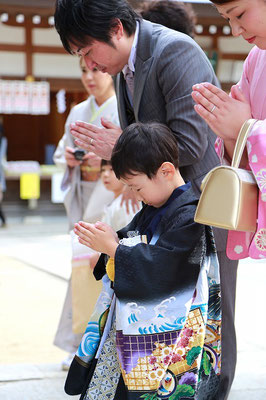 参拝する五歳男の子七五三写真撮影