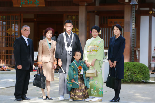 山梨県武田神社にてロケーションフォトを行う七五三5歳男の子と家族