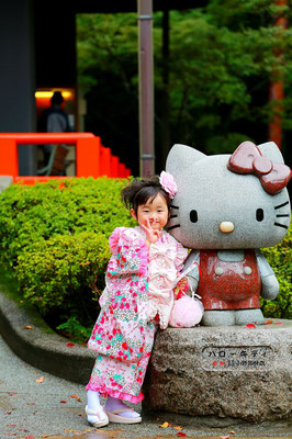 山梨県武田神社にてロケーションフォトを行うハロキティちゃんと一緒に3歳七五三