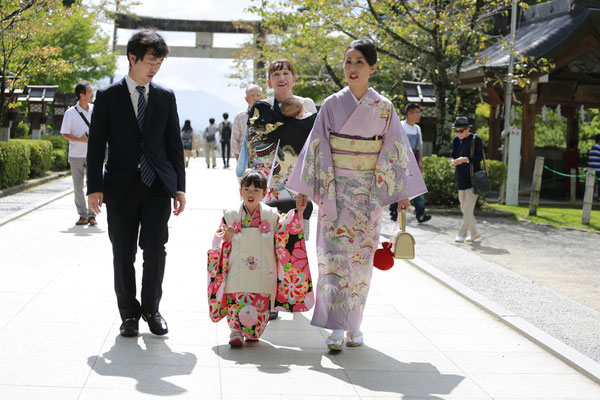 山梨県武田神社にてロケーションフォトを行う3歳七五三武田神社参道写真