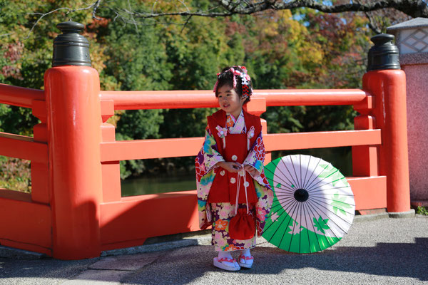 武田神社神橋ソロショットの三歳女の子七五三撮影