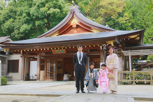 山梨県武田神社にてロケーションフォトを行う3歳5歳七五三家族写真