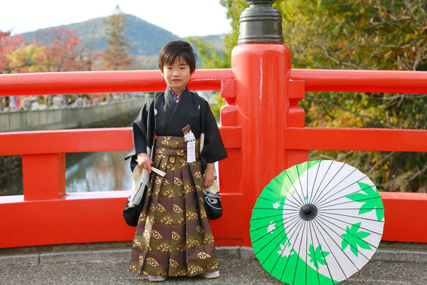 山梨県武田神社にてロケーションフォト神橋にて5歳七五三撮影