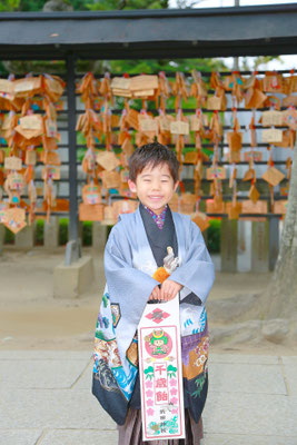 山梨県武田神社にてロケーションフォトを行う5歳七五三千歳飴