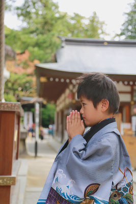 山梨県武田神社にてロケーションフォトを行う七五三5歳お詣りシーン