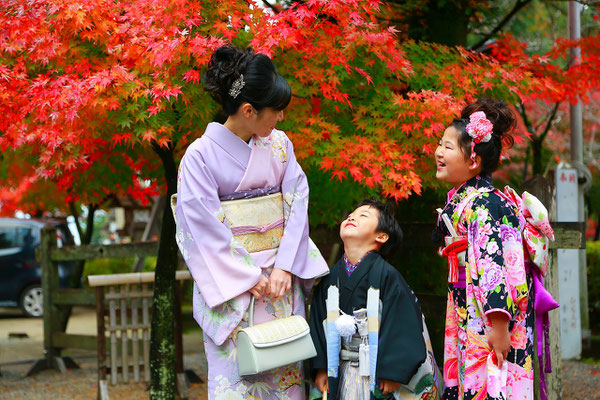 五歳男の子大好きなお母様お姉様と一緒に七五三撮影