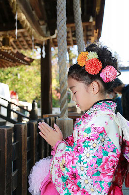 お詣りをする七歳女の子の七五三写真