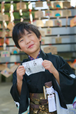 山梨県武田神社にてロケーションフォト5歳七五三子供おみくじを持ってにっこり