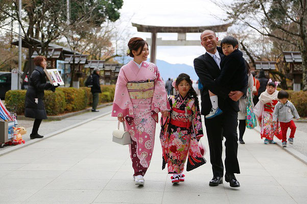 武田神社参道を歩く家族七五三撮影
