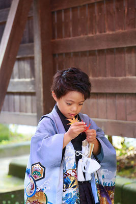 もみじを手にした七五三五歳男の子