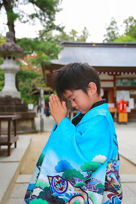 武田神社にてお詣りをする七五三五歳男の子