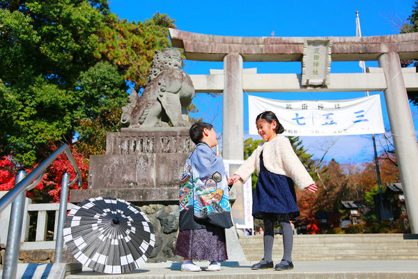 山梨県武田神社にてロケーションフォトを行う五歳七五三の弟を見守る姉