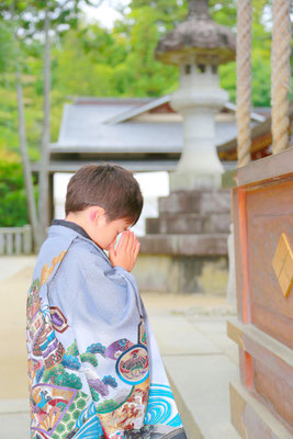 山梨県武田神社にてロケーションフォトを行う5歳七五三お詣り写真